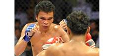 Deux hommes s'affrontent dans une cage lors d'un combat appartenant au circuit ferm des "arts martiaux mixtes" (MMA)  Phnom Penh le 24 aot 2014
(c) Afp